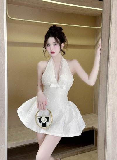 เดรสสั้นสีขาวคล้องคอทรงระบายตกแต่งผ้าลูกไม้และโบว์ที่อก