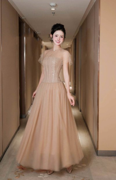 เดรสยาวสีเบจมีตกแต่งลูกปัดแวววาวมีผ้าซีทรูคลุมไหล่หรูหรา