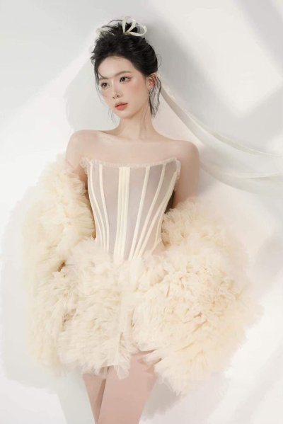 เดรสสั้นสีเบจเกาะอกตกแต่งระบายที่แขนและชายกระโปรง