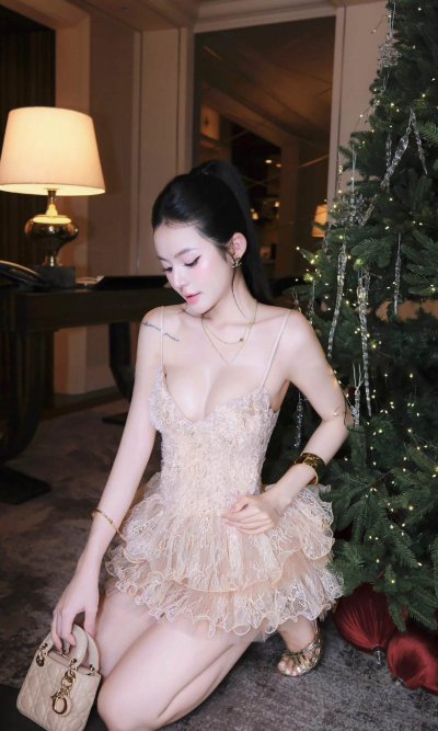 เดรสสั้นสีเบจสายเดี่ยวตกแต่งลูกไม้ทั้งตัว