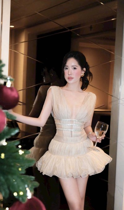 เดรสสั้นสีเบจกระโปรงระบายตกแต่งคริสตัลบริเวณเอว