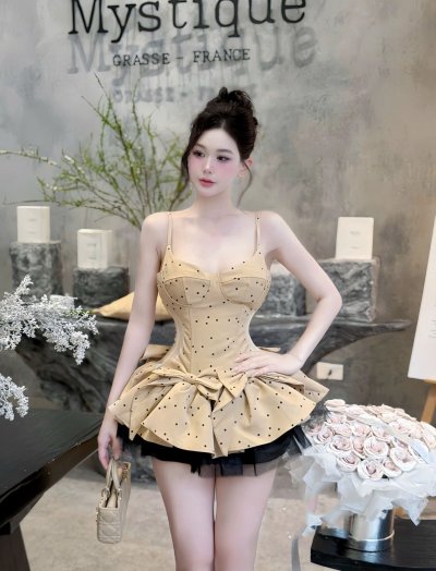 เดรสสั้นสีเบจลายจุดสายเดี่ยวตกแต่งโบว์ที่เอว