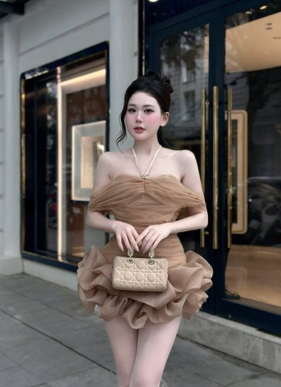 เดรสสั้นสีเบจเข้มเปิดไหล่มีระบายที่ชายกระโปรง