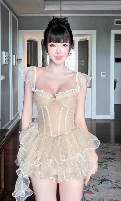 เดรสสั้นสีเบจตกแต่งผ้าตาข่ายซีทรูระบายชายสองชั้น