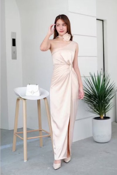 เดรสยาวสีเบจปาดไหล่ผ่าข้างพร้อมโช้กเกอร์ดอกไม้