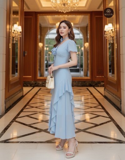 เดรสยาวสีฟ้าแขนสั้นจับสม็อกที่อกผ่าหน้ามีโช๊กเกอร์ดอกไม้