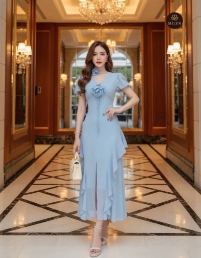 เดรสยาวสีฟ้าแขนสั้นจับสม็อกที่อกผ่าหน้ามีโช๊กเกอร์ดอกไม้