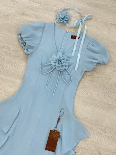 เดรสยาวสีฟ้าแขนสั้นจับสม็อกที่อกผ่าหน้ามีโช๊กเกอร์ดอกไม้