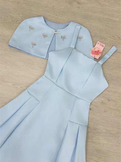 เดรสยาวสีฟ้าทรงระบายมีผ้าคลุมไหล่ตกแต่งคริสตัลรูปโบว์