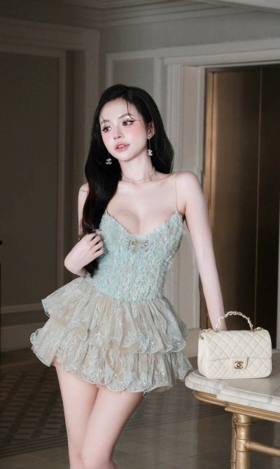 เดรสสั้นสีฟ้าลูกไม้สายเดี่ยวตกแต่งโบว์คริสตัลที่อก