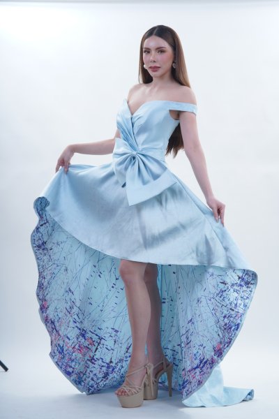 เดรสสั้นสีฟ้าเปิดไหล่ติดโบว์ที่อกตกแต่งลายที่ชายกระโปรง