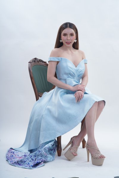 เดรสสั้นสีฟ้าเปิดไหล่ติดโบว์ที่อกตกแต่งลายที่ชายกระโปรง