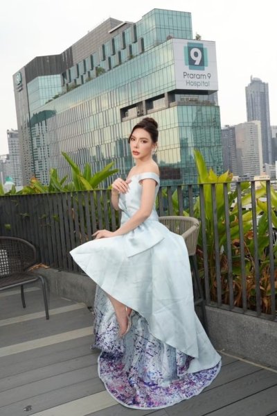 เดรสสั้นสีฟ้าเปิดไหล่ติดโบว์ที่อกตกแต่งลายที่ชายกระโปรง