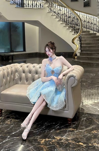 เดรสสั้นสีฟ้าเกาะอกตกแต่งขนนกและคริสตัลมีโช้กเกอร์