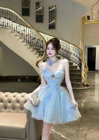 เดรสสั้นสีฟ้าเกาะอกตกแต่งขนนกและคริสตัลมีโช้กเกอร์