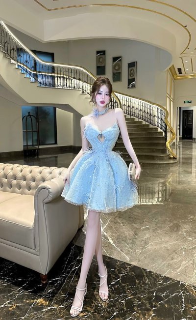 เดรสสั้นสีฟ้าเกาะอกตกแต่งขนนกและคริสตัลมีโช้กเกอร์