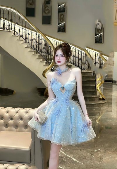 เดรสสั้นสีฟ้าเกาะอกตกแต่งขนนกและคริสตัลมีโช้กเกอร์