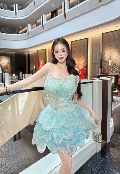 เดรสสั้นสีฟ้าเกาะอกตกแต่งมุกและคริสตัลทั้งชุด