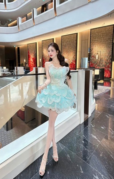 เดรสสั้นสีฟ้าเกาะอกตกแต่งมุกและคริสตัลทั้งชุด