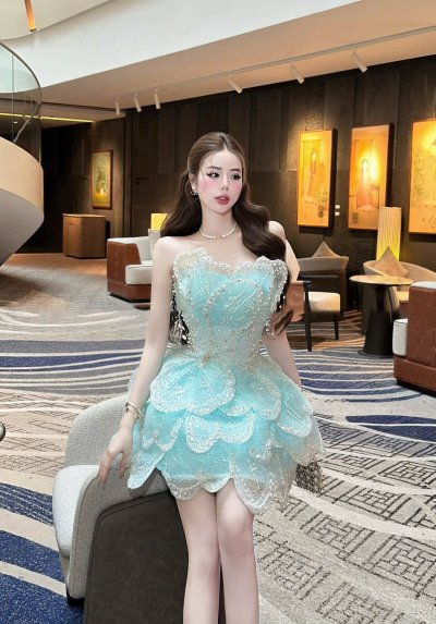 เดรสสั้นสีฟ้าเกาะอกตกแต่งมุกและคริสตัลทั้งชุด