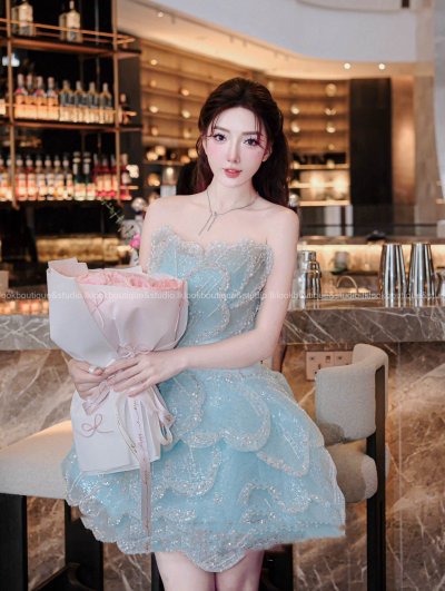 เดรสสั้นสีฟ้าเกาะอกตกแต่งมุกและคริสตัลทั้งชุด