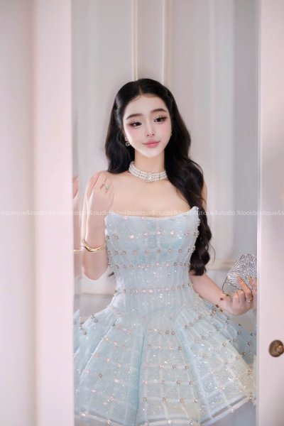 เดรสสั้นสีฟ้าเกาะอกตกแต่งผ้าซีทรูและคริสตัลทั้งชุด