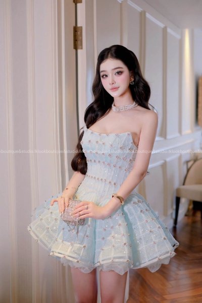 เดรสสั้นสีฟ้าเกาะอกตกแต่งผ้าซีทรูและคริสตัลทั้งชุด