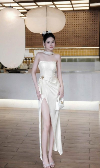 เดรสยาวสีครีมแบบเกาะอกผ่าข้าง ตกแต่งเข็มกลัดดอกไม้สีทอง