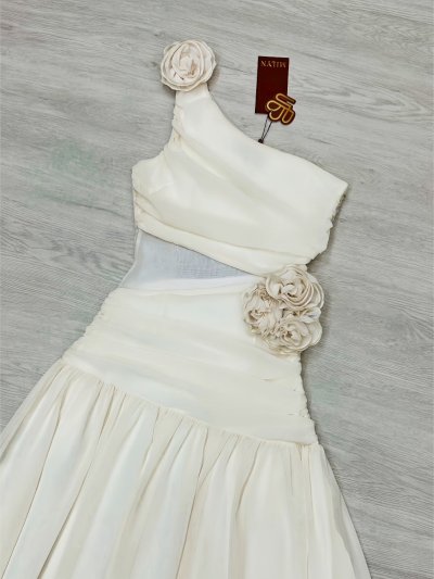 เดรสออกงานสีครีม, ชุดเพื่อนเจ้าสาวสีครีม