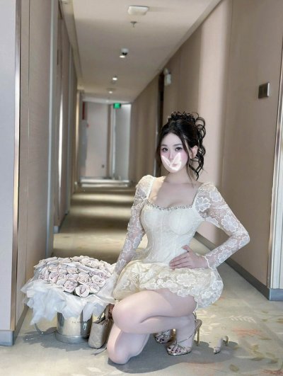 เดรสสั้นลูกไม้สีครีมแขนยาวทรงบอลลูน ตกแต่งคริสตัลที่หน้าอก