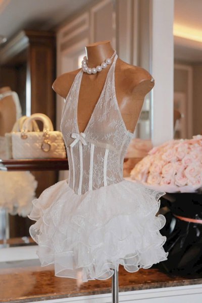 เดรสสั้นสีครีมคล้องคอตกแต่งระบายสไตล์เซ็กซี่