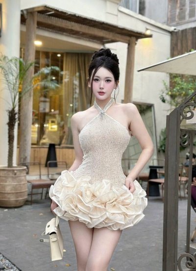 เดรสสั้นลูกไม้คล้องคอสีครีม ตกแต่งเพชรและคริสตัลหรูหรา