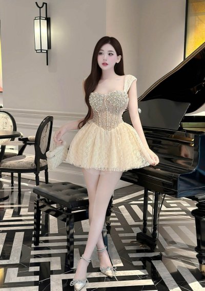 เดรสสั้นลูกไม้สีครีมระบายชายกระโปรง ตกแต่งมุกและคริสตัล