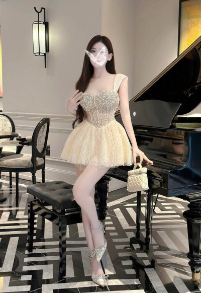 เดรสสั้นลูกไม้สีครีมระบายชายกระโปรง ตกแต่งมุกและคริสตัล