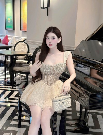 เดรสสั้นลูกไม้สีครีมระบายชายกระโปรง ตกแต่งมุกและคริสตัล