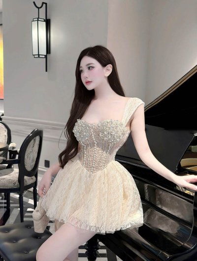 เดรสสั้นลูกไม้สีครีมระบายชายกระโปรง ตกแต่งมุกและคริสตัล