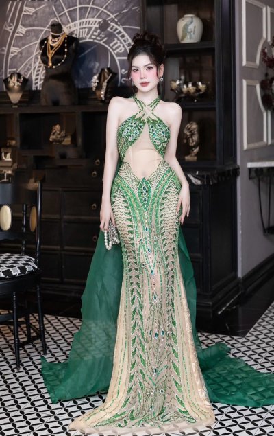 เดรสยาวสีเขียวคล้องคอตกแต่งลูกปัดทั้งตัวทรงหางปลา