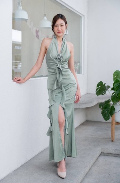 เดรสยาวสีเขียวคล้องคอตกแต่งดอกไม้ที่อกผ่าหน้าทรงระบาย