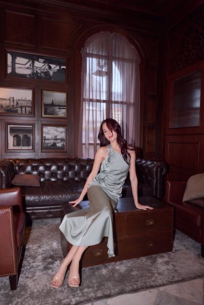 เดรสยาวสีเขียวแขนกุดตกแต่งดอกไม้ที่เอวระบายผ่าข้าง