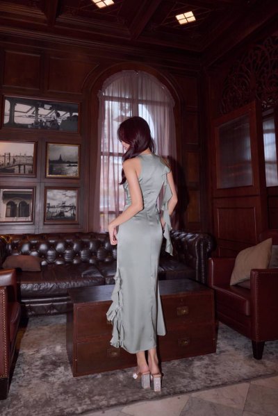 เดรสยาวสีเขียวแขนกุดตกแต่งดอกไม้ที่เอวระบายผ่าข้าง