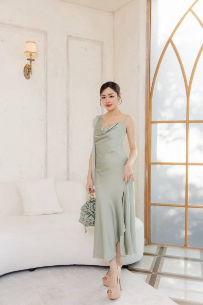 เดรสยาวสีเขียวปาดไหล่อีกข้างสายเดี่ยวผ่าข้างทรงระบาย
