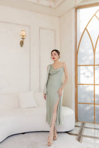 เดรสยาวสีเขียวปาดไหล่อีกข้างสายเดี่ยวผ่าข้างทรงระบาย