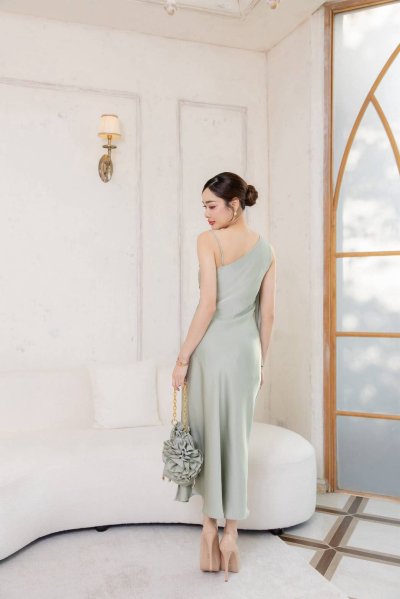 เดรสยาวสีเขียวปาดไหล่อีกข้างสายเดี่ยวผ่าข้างทรงระบาย