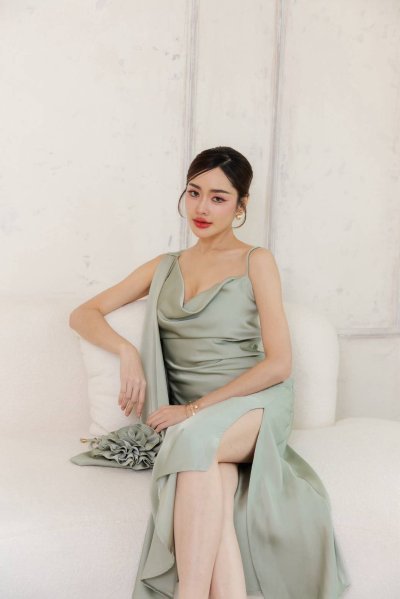 เดรสยาวสีเขียวปาดไหล่อีกข้างสายเดี่ยวผ่าข้างทรงระบาย
