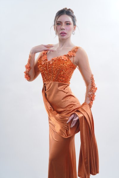 เดรสยาวสีส้มผ่าข้างแขนยาวซีทรูตกแต่งกลิตเตอร์และดอกไม้สีส้ม