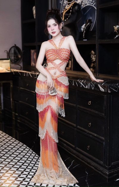 เดรสยาวสีส้มคล้องคอเว้าเอวตกแต่งลูกปัดสีส้มแดงทั้งตัว
