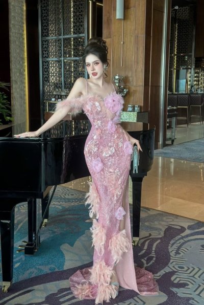 เดรสยาวสีชมพูสายเดี่ยวผ่าข้างตกแต่งขนนกและลูกปัดกลิตเตอร์