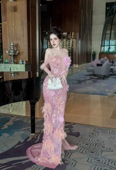 เดรสยาวสีชมพูสายเดี่ยวผ่าข้างตกแต่งขนนกและลูกปัดกลิตเตอร์
