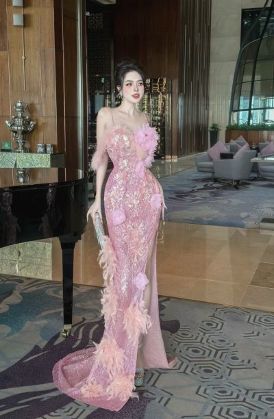 เดรสยาวสีชมพูสายเดี่ยวผ่าข้างตกแต่งขนนกและลูกปัดกลิตเตอร์