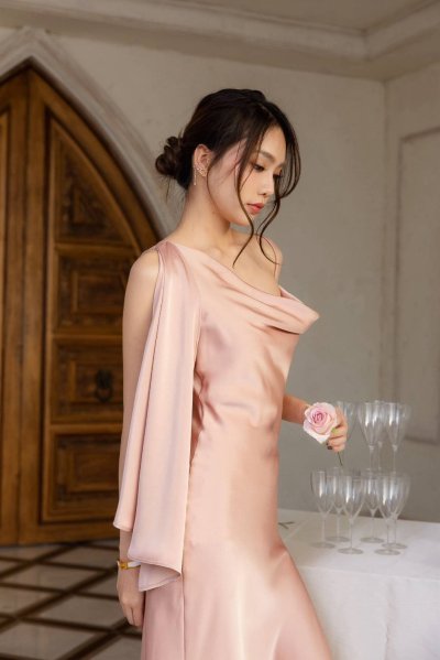 เดรสยาวสีชมพูปาดไหล่อีกข้างสายเดี่ยวทรงระบาย